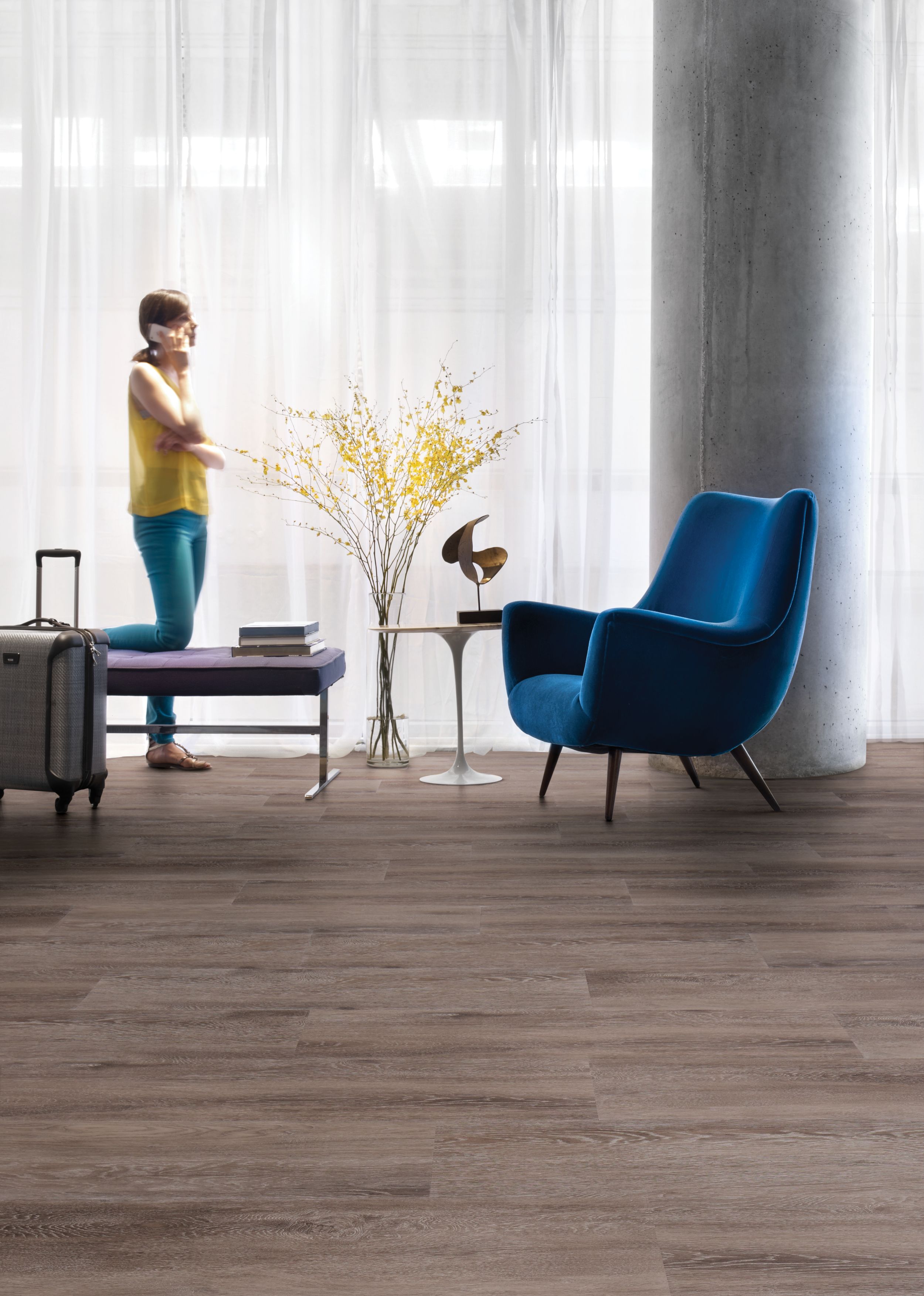 Interface Textured Woodgrains LVT in lobby setting with table and chair número de imagen 2